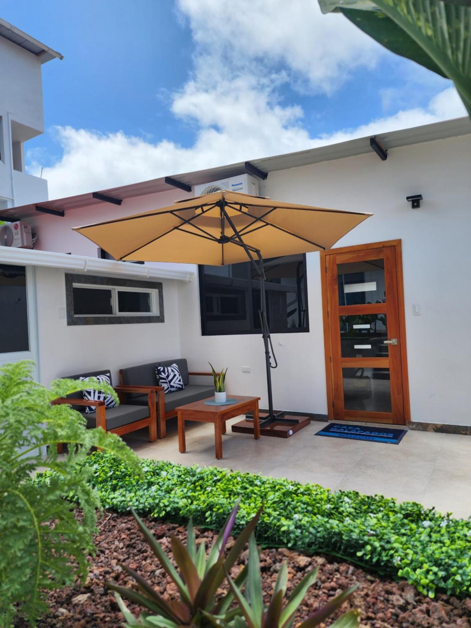Casa Galapagos By Hostal Fragata Puerto Ayora  Bagian luar foto